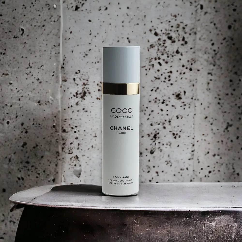 Coco Mademoiselle Damen Deodorant Spray vor hellgrauer, gesprenkelter Wand