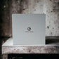 Elegante Geschenkbox mit Giorgio Armani Logo, auf Marmorfläche, luxuriöses Duftset