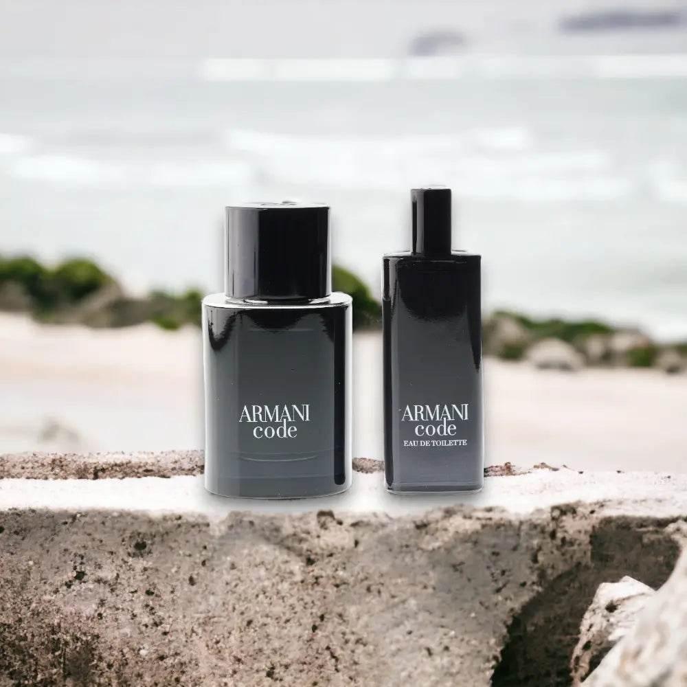 Armani Code Duftset Eau de Toilette, zwei schwarze Parfumflakons am Strand