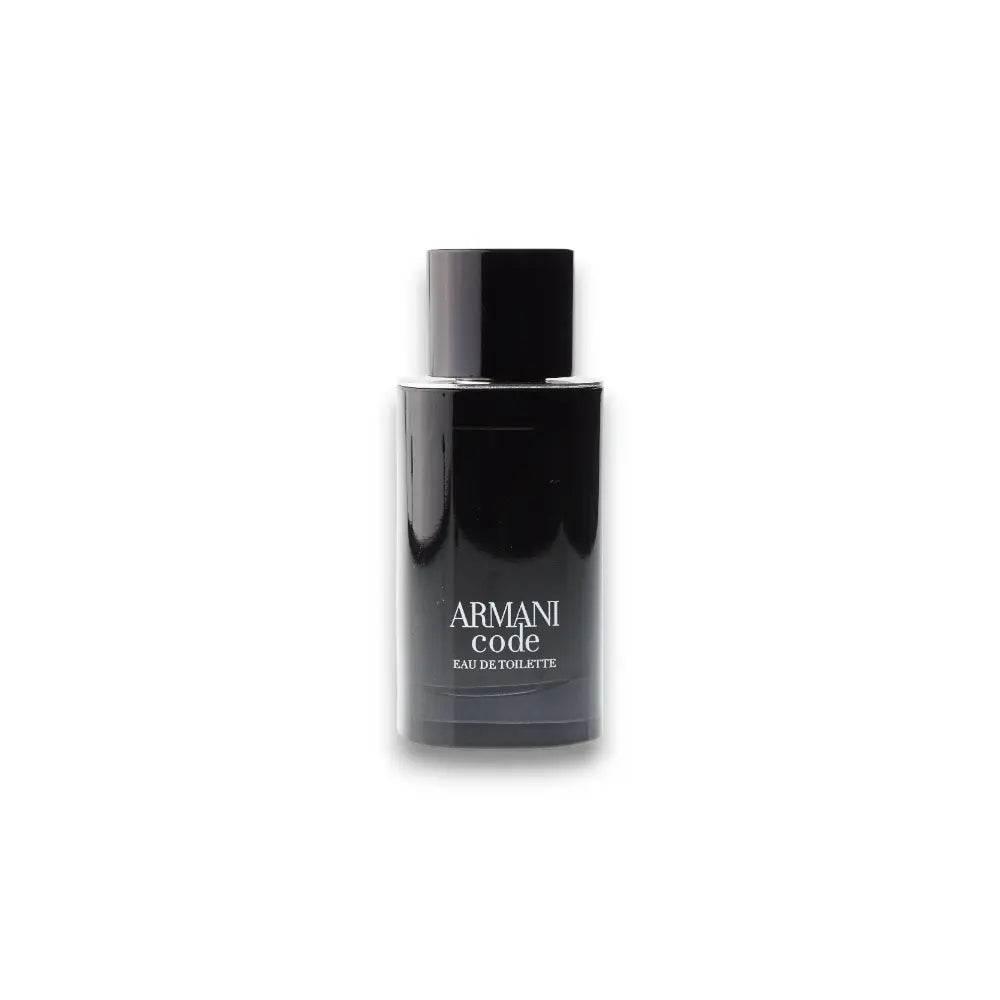 Schwarzer Flakon Armani Code Eau de Toilette Luxusparfum für Herren auf weißem Hintergrund