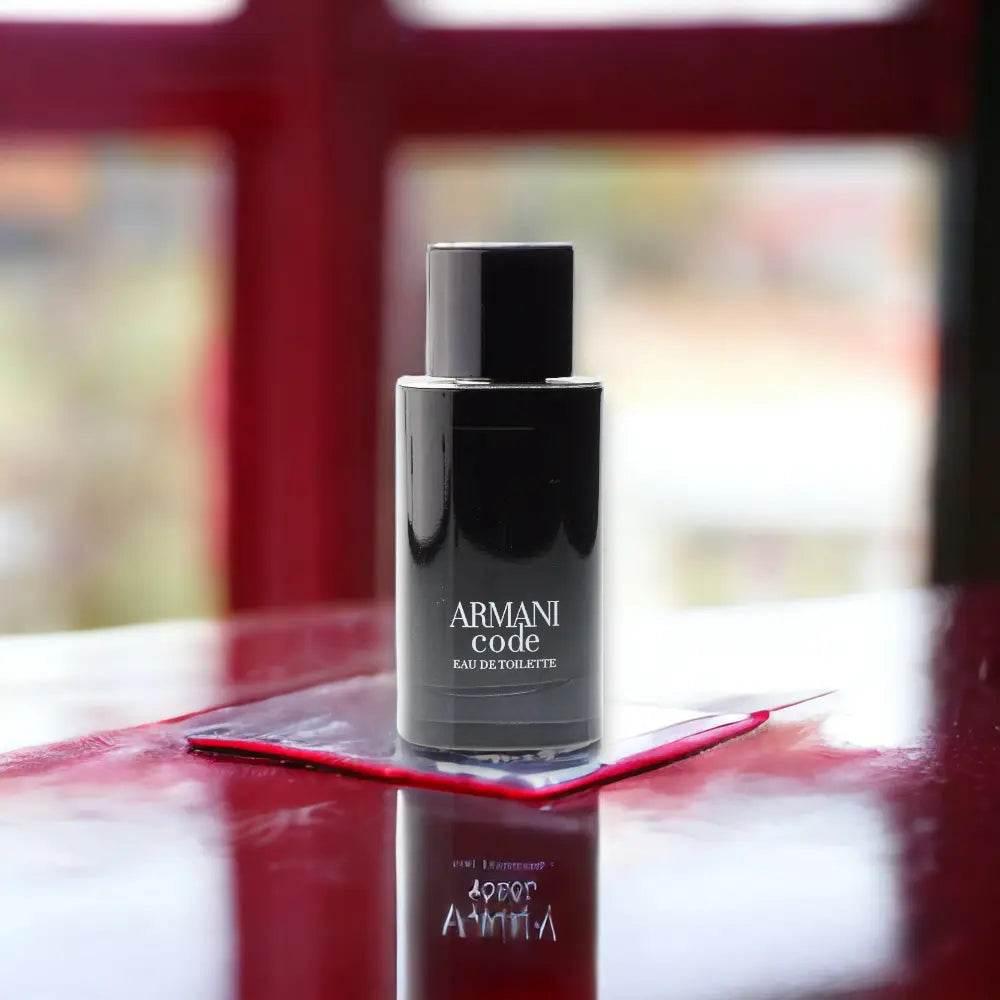 Schwarzer Flakon Armani Code Eau de Toilette steht auf roter reflektierender Oberfläche.