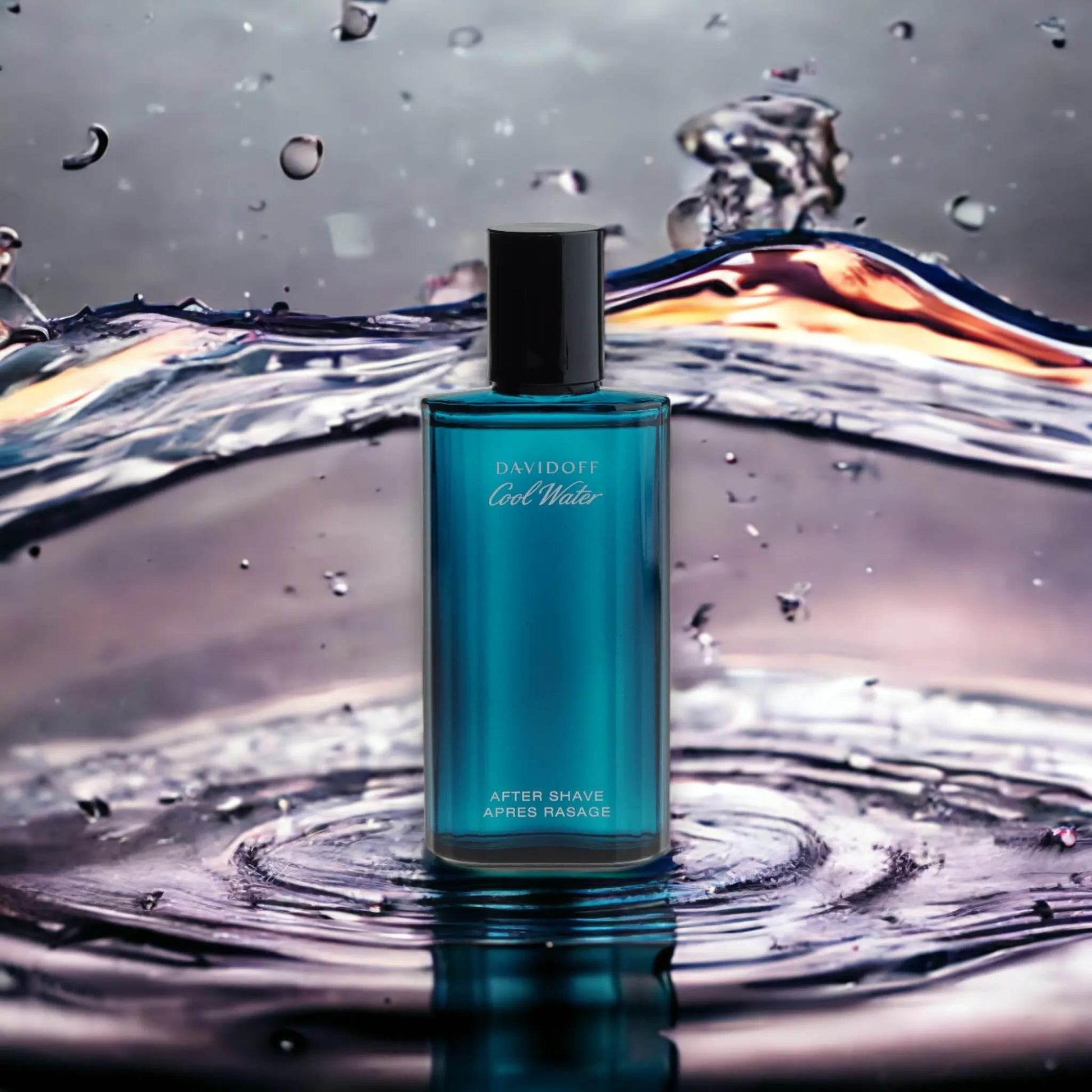 Blauer After Shave Flakon Davidoff Cool Water vor spritzendem Wasserhintergrund