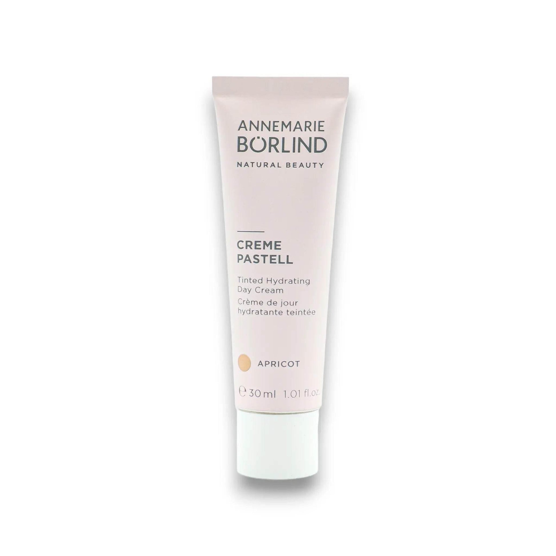 Creme Pastell Apricot getönte Tagescreme in Tube, 30 ml, vor weißem Hintergrund