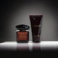 Versace Crystal Noir Duftset mit Eau de Toilette und Body Lotion vor dunklem Hintergrund
