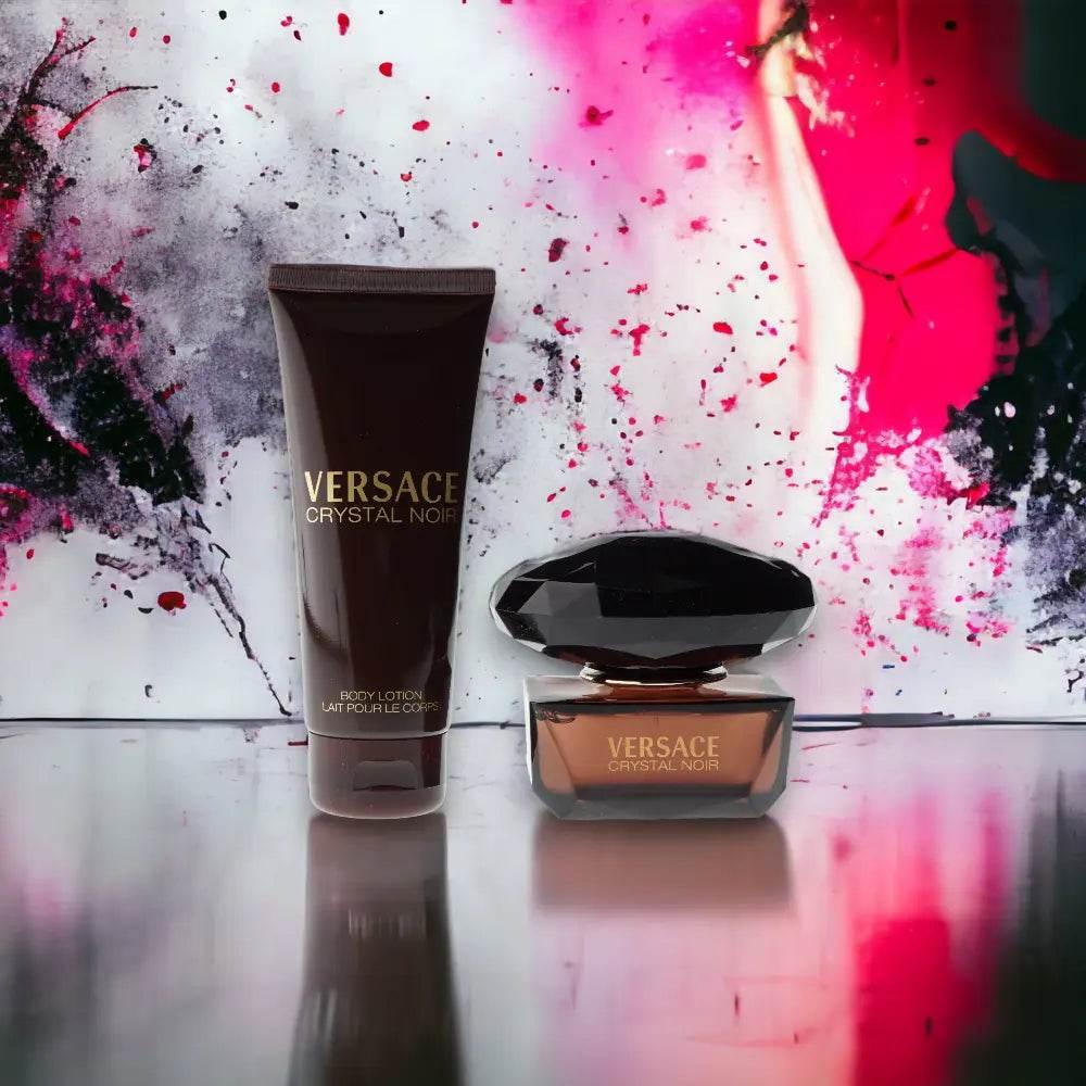Versace Crystal Noir Duftset mit Body Lotion und Eau de Toilette vor farbigem Hintergrund