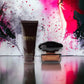 Versace Crystal Noir Duftset mit Eau de Toilette und Bodylotion vor künstlerischem Hintergrund