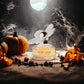 Parfümflakon Daisy Love vor Kürbissen und Vollmond, herbstliche Halloween-Atmosphäre