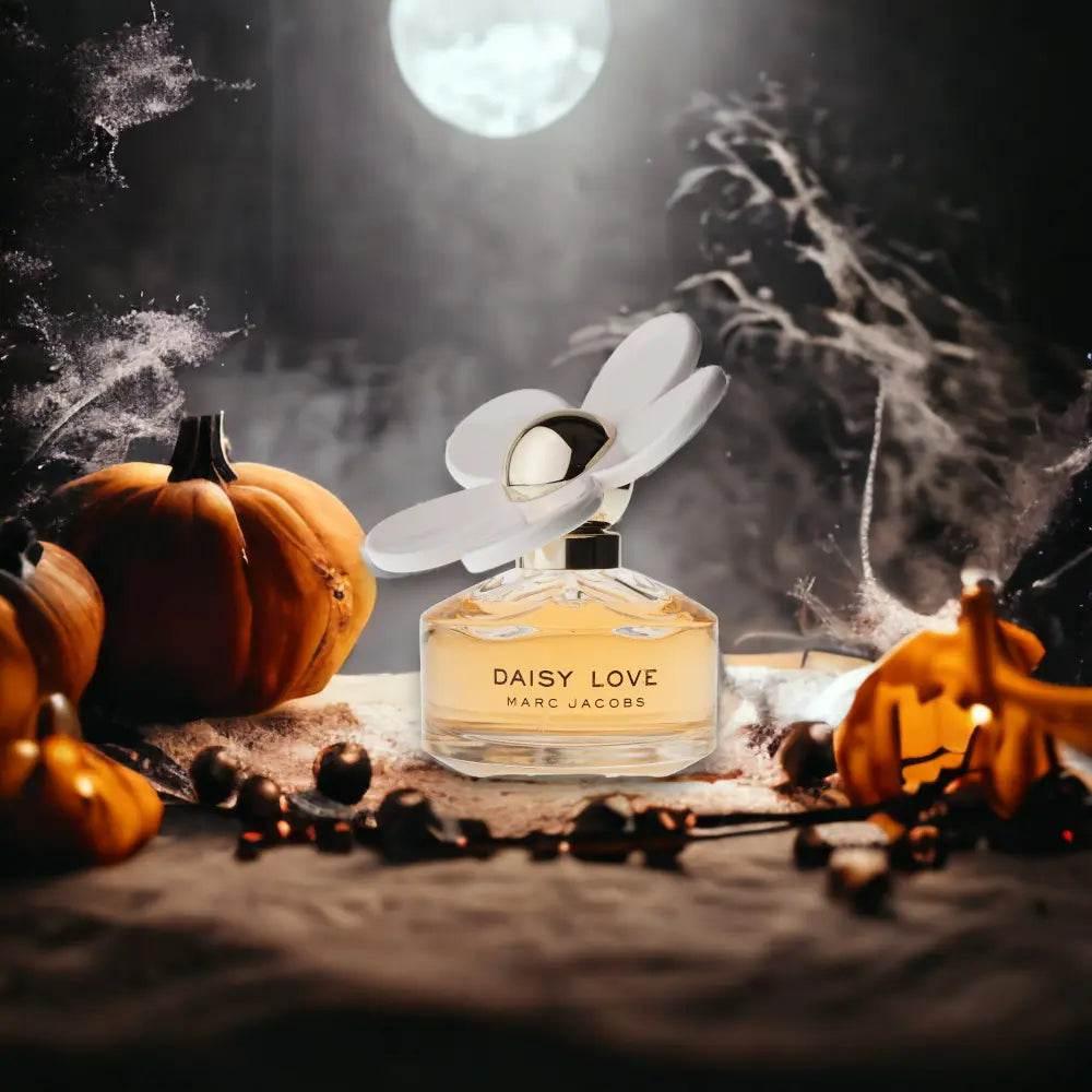 Parfümflakon Daisy Love vor Kürbissen und Vollmond, herbstliche Halloween-Atmosphäre