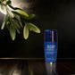Blauer Deo-Stick für Männer auf dunklem Holztisch, dekoriert mit grünem Zweig, Biotherm Homme Day Control 48H Protection, Kosmetikprodukt.