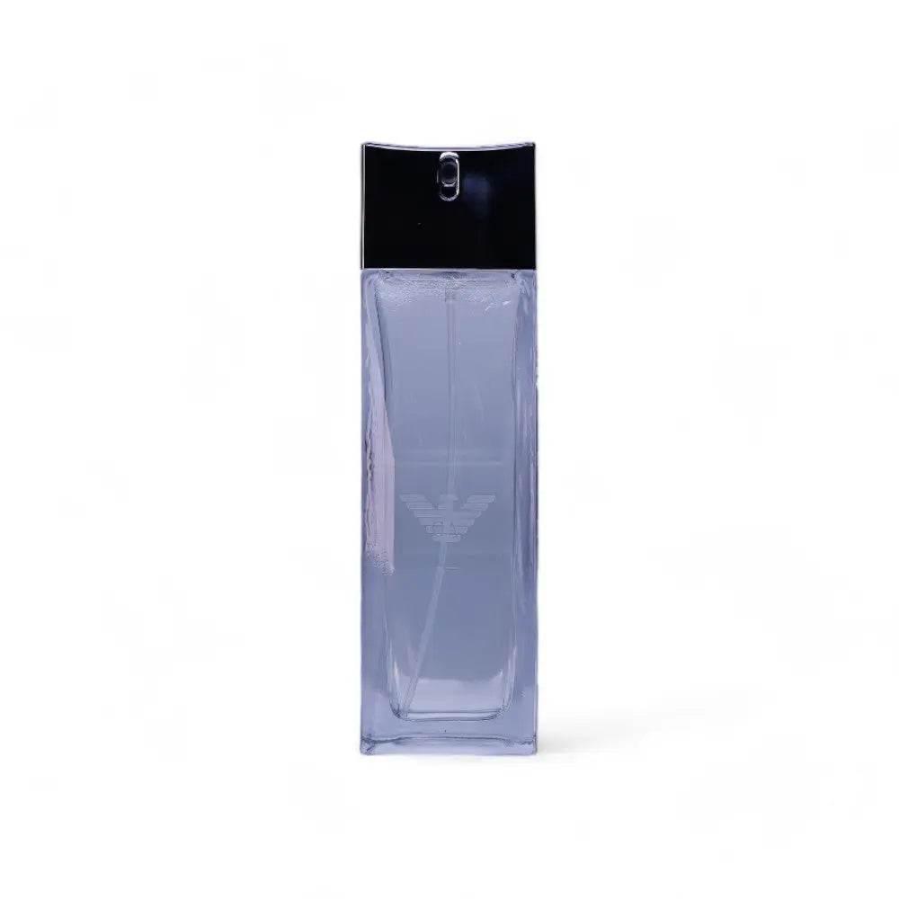 Herrenparfum Eau de Toilette im klaren, eckigen Flakon mit schwarzem Sprühkopf