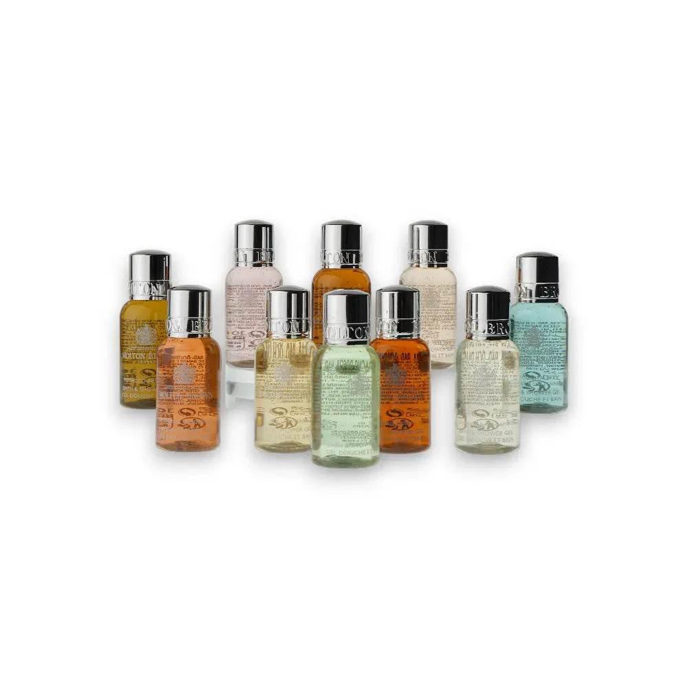Set aus neun Mini-Flaschen Duschgel und Body Care in verschiedenen Farben auf weißem Hintergrund