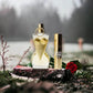 Parfümset mit goldener Flakon und Spray im Outdoor-Setting, luxuriös und elegant