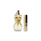 Goldenes Parfum-Duftset mit eleganter Flasche und passendem Reisezerstäuber auf weißem Hintergrund