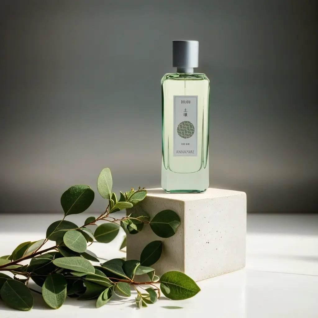 Glasflakon Eau de Toilette für Herren auf Betonblock mit Eukalyptuszweigen, edles Duftdesign