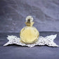 Runder Flakon Eau de Toilette mit goldenem Verschluss auf Spitze, luxuriöses Parfum