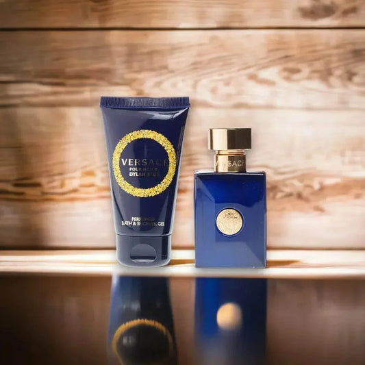 Dylan Blue Pour Homme Duftset mit Duschgel und Eau de Toilette auf Holzuntergrund