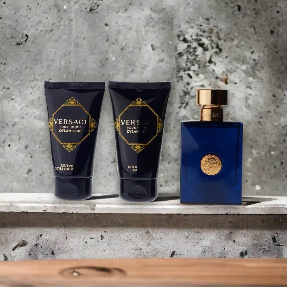 Versace Dylan Blue Pour Homme Duftset mit Eau de Toilette, Duschgel und Aftershave vor Betonhintergrund
