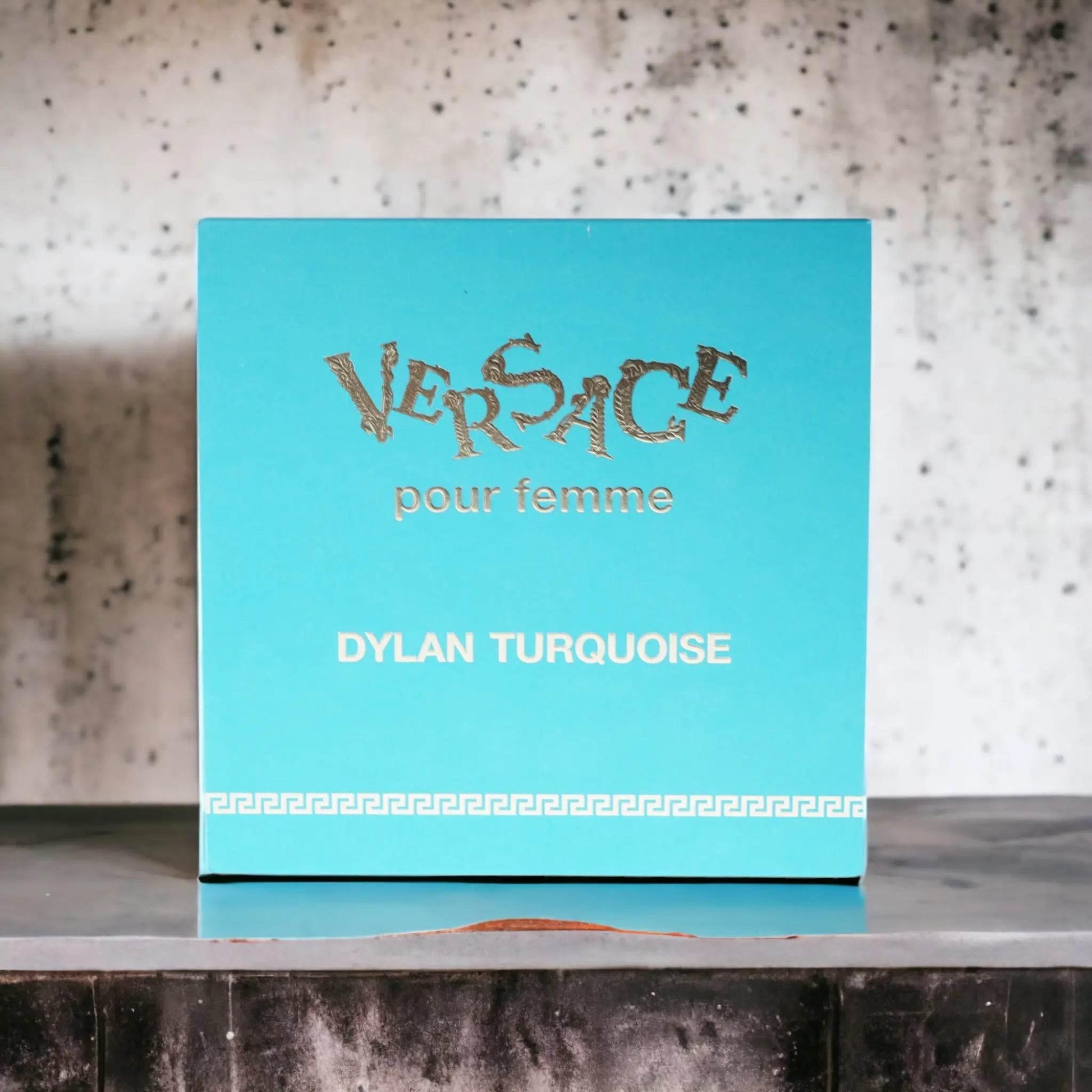 Türkise Versace Dylan Turquoise Duftset Verpackung für Damen vor Steinwand