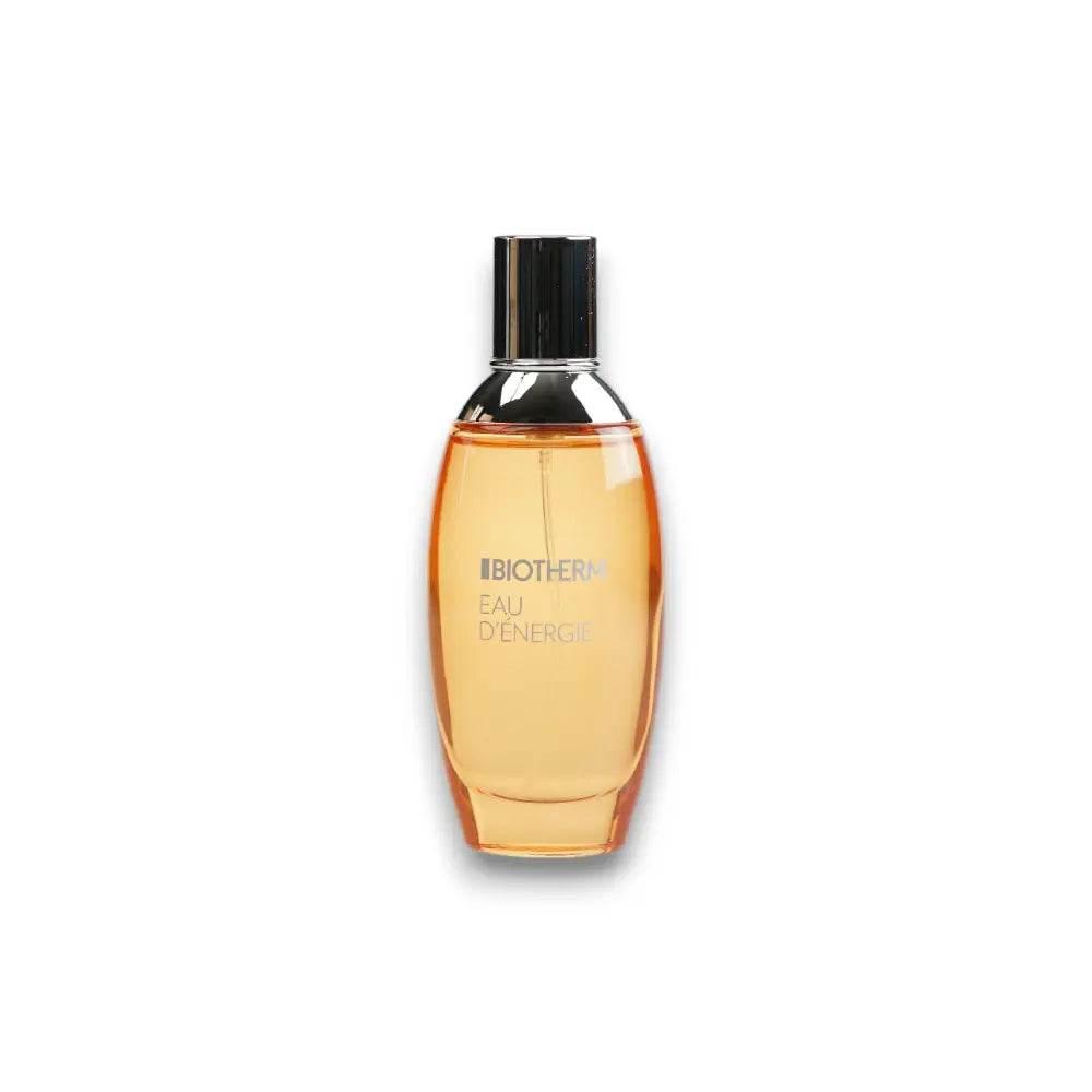 Eau de Toilette Flakon mit orangefarbener Flüssigkeit und silbernem Deckel auf weißem Hintergrund