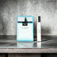 Versace Eau Fraîche Duftset mit Eau de Toilette Flakon und Miniatur auf grauer Oberfläche