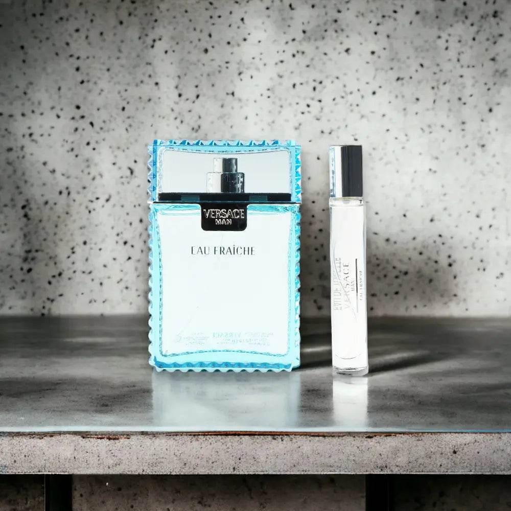 Versace Eau Fraiche Duftset mit Flakon und Miniatur vor grauem Hintergrund