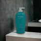 BIOTHERM Eau Pure Duschgel in türkisfarbener Flasche mit Pumpspender im Badezimmer