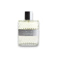 Eleganter Eau de Toilette Flakon mit silbernem Verschluss und Etikett auf weißem Hintergrund