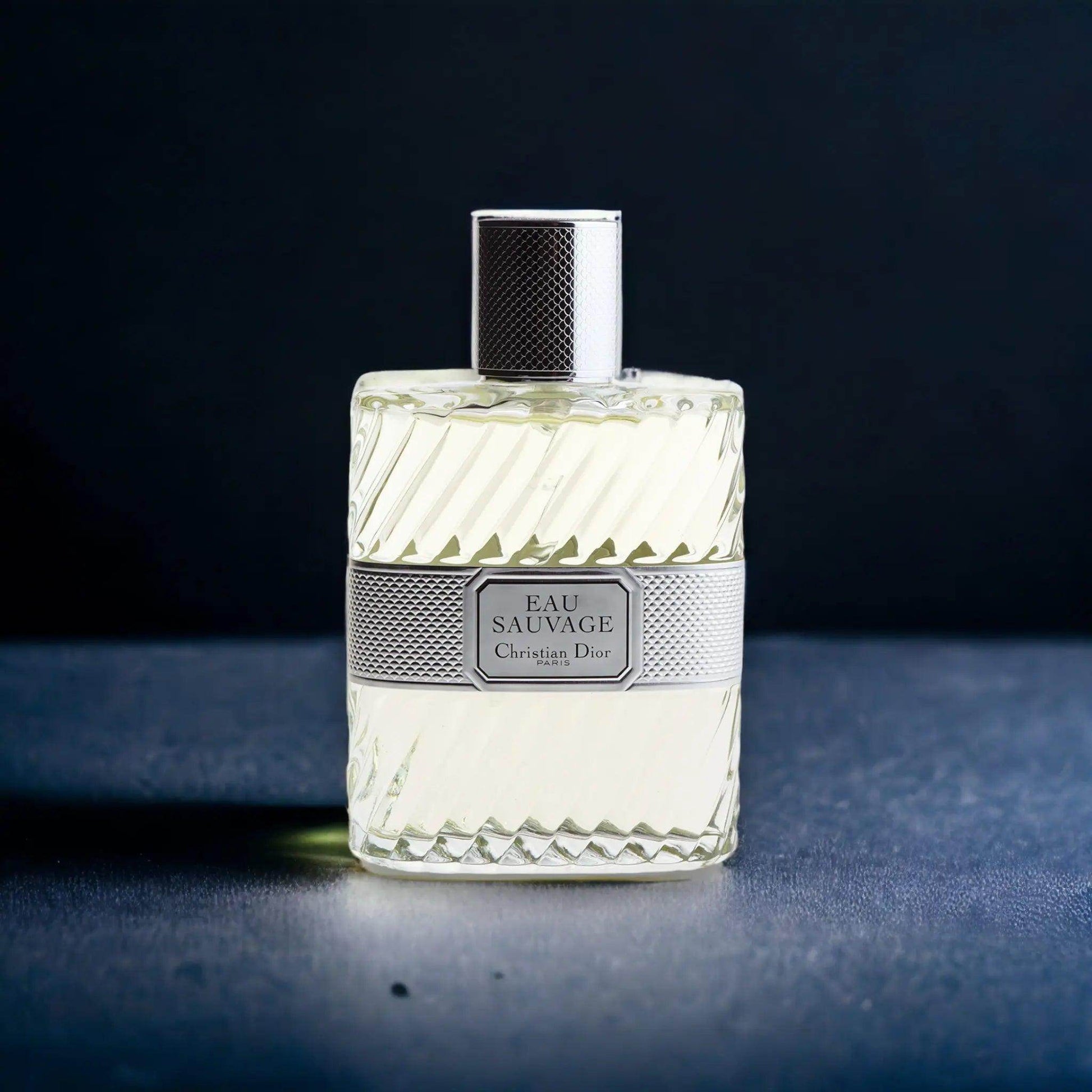Luxuriöser Eau Sauvage Herrenparfum-Flakon, klarer Glasflakon mit silbernem Etikett.