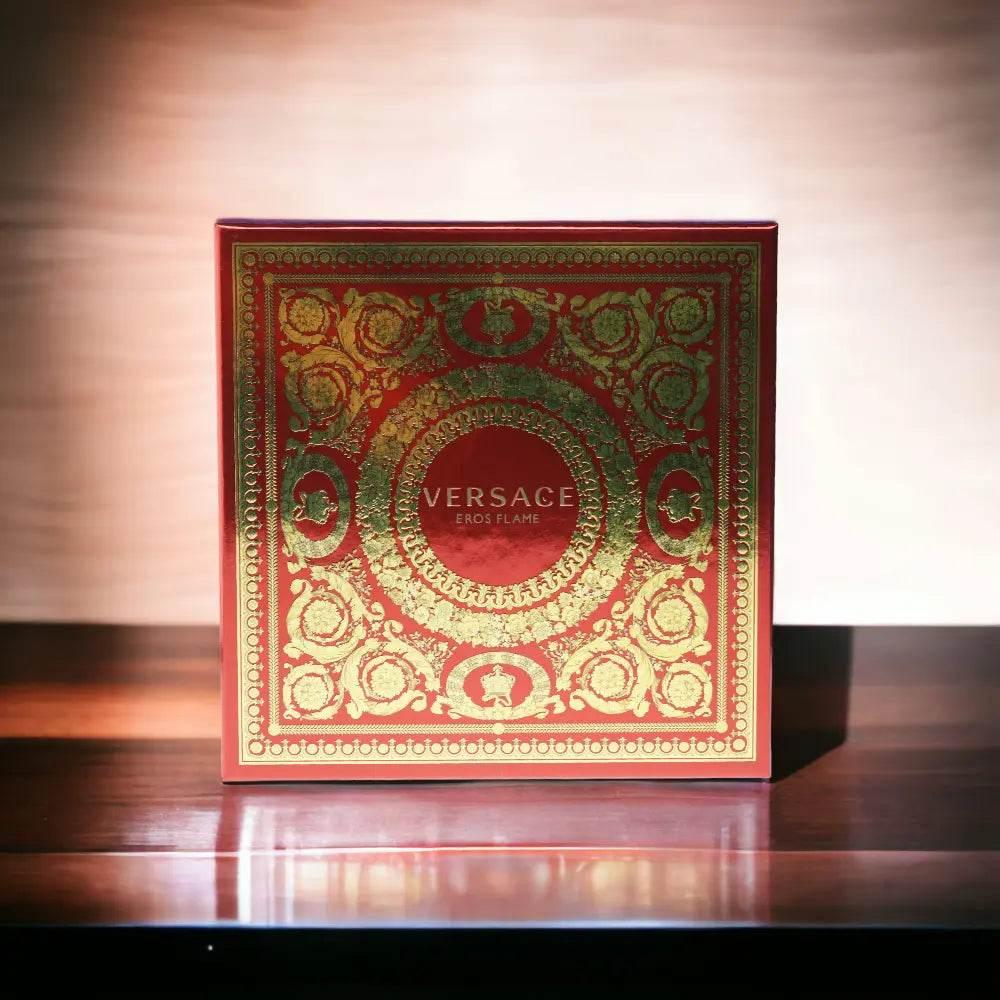 Versace Eros Flame Duftset in roter, goldverzierter Geschenkbox auf Holztisch