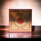 Rote Parfum-Geschenkbox mit goldener Verzierung und Aufschrift 'Versace Eros Flame'.