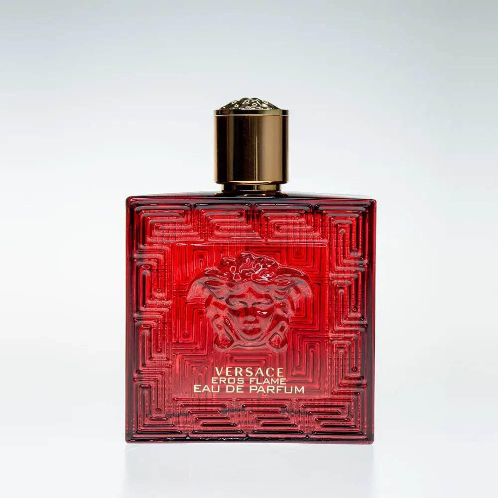 Roter Flakon von Versace Eros Flame Eau de Parfum mit goldfarbenem Verschluss auf weißem Hintergrund.
