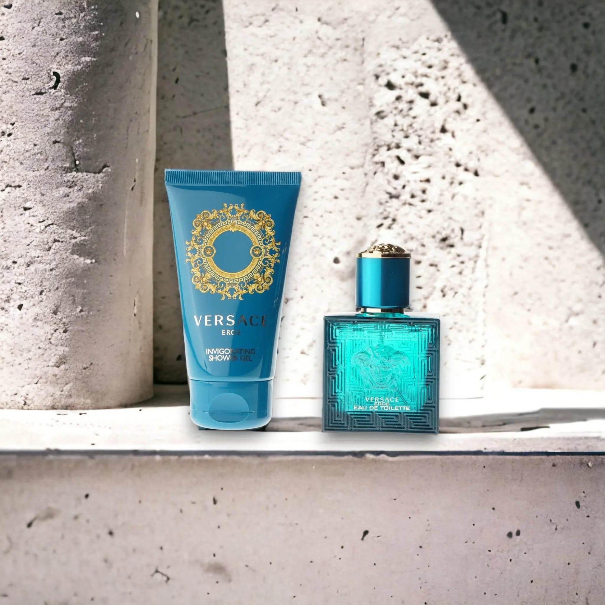 Versace Eros Man Duftset mit Eau de Toilette und Duschgel auf hellgrauem Stein
