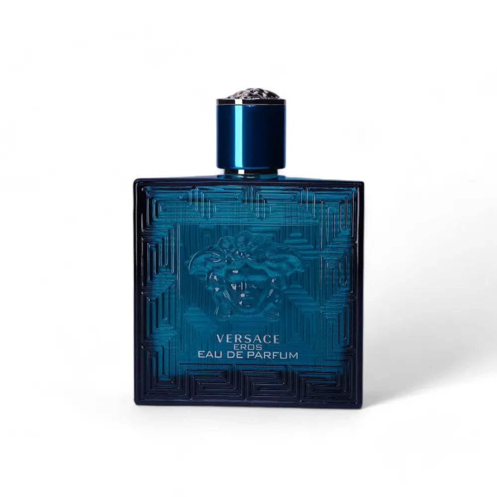 Blauer Flakon Eros Pour Homme Eau de Parfum mit Medusa-Relief und Silberaufschrift