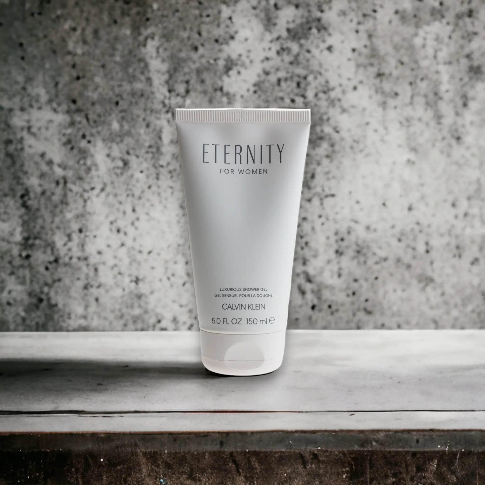 Calvin Klein Eternity for Women Duschgel Tube 150 ml vor grauem Stein-Hintergrund