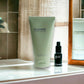 Jil Sander Evergreen Duschgel Tube im Badezimmer, elegantes Design, Premium-Kosmetikprodukt