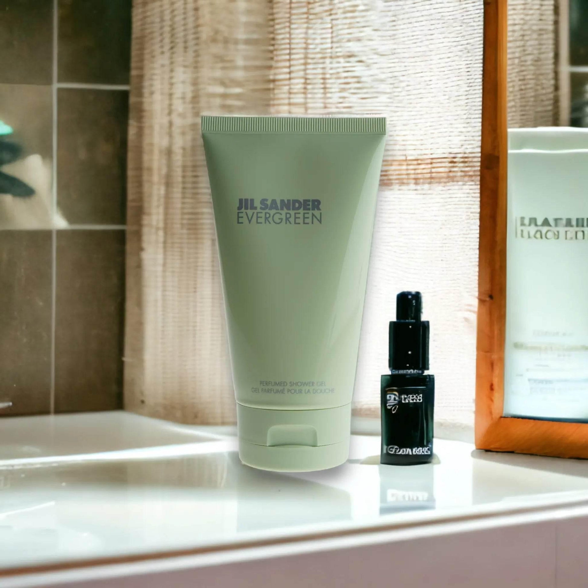 Jil Sander Evergreen Duschgel Tube im Badezimmer, elegantes Design, Premium-Kosmetikprodukt