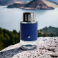 Luxuriöses Parfumflakon mit blauem Leder-Mantel und silberner Kappe, Natur im Hintergrund