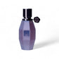 Luxuriöses Parfüm in facettierter Flasche mit silbernem Verschluss und floralem Etikett, freigestellt