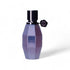Luxuriöses Parfüm in facettierter Flasche mit silbernem Verschluss und floralem Etikett, freigestellt
