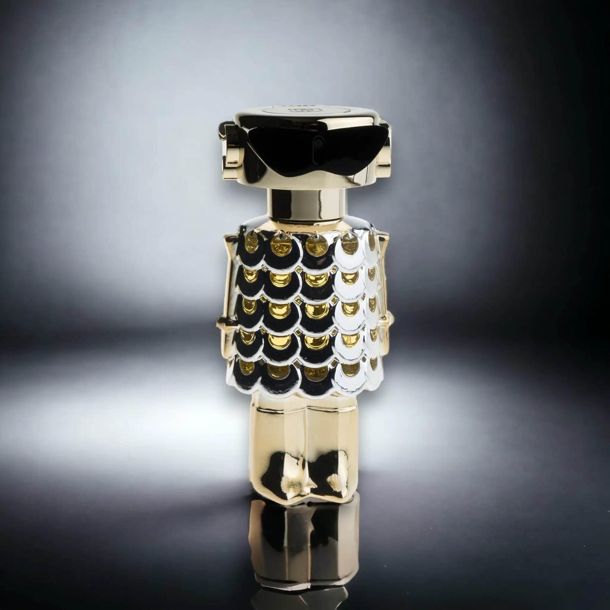 Luxuriöses Parfümflakon in Gold mit Schuppenmuster, stilvolle Produktfotografie