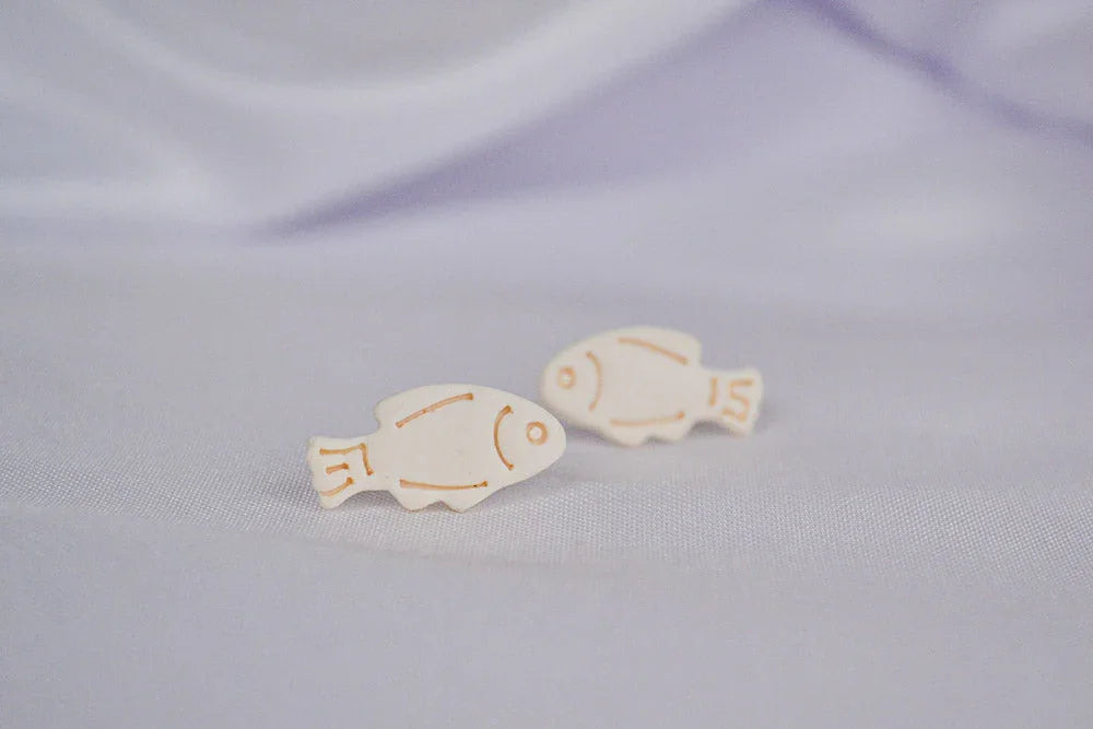Ohrstecker Fisch in Beige