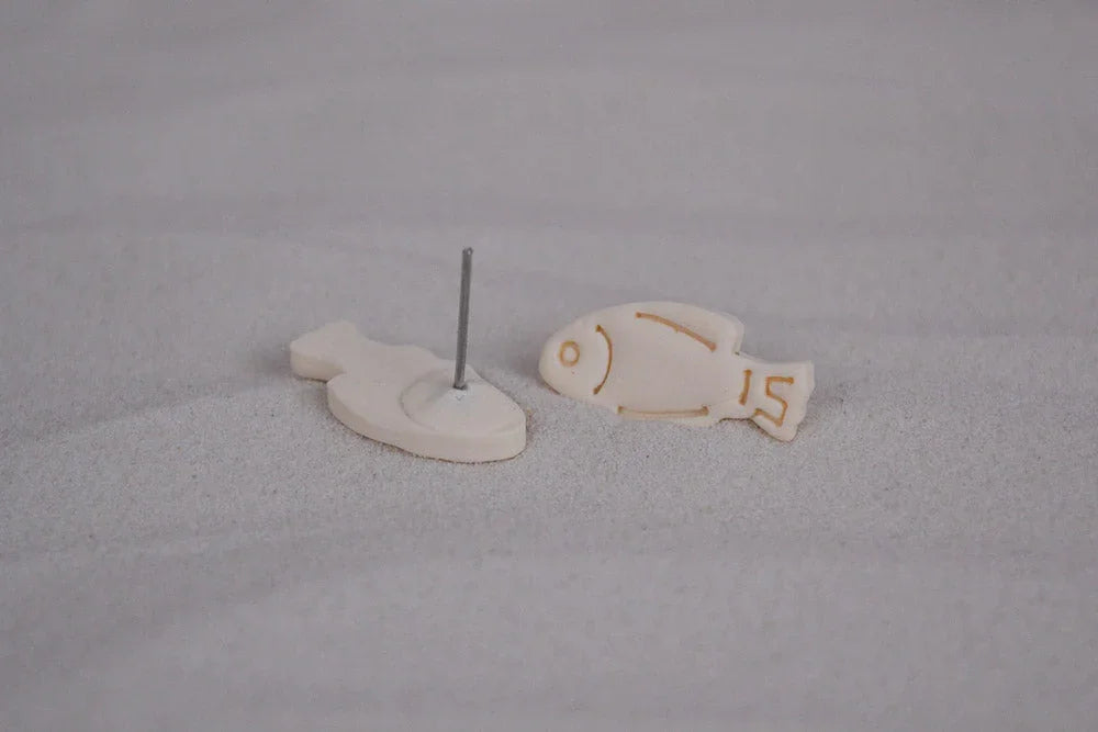 Ohrstecker Fisch in Beige