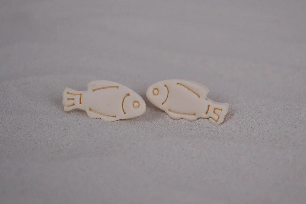 Ohrstecker Fisch in Beige