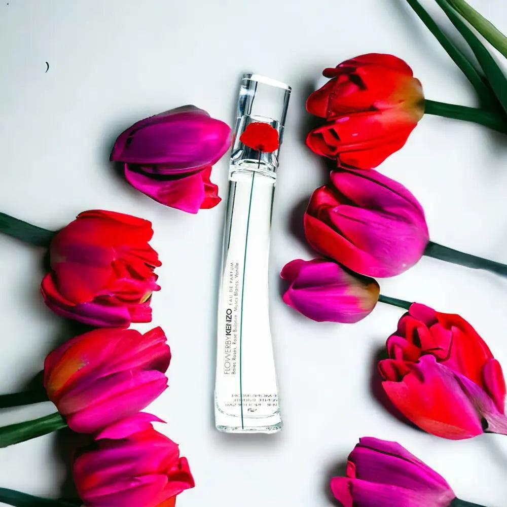 Glasflakon Parfum mit roten und pinken Tulpen auf weißem Hintergrund, elegantes Design