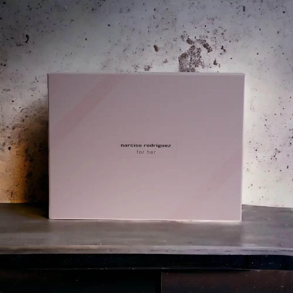 Elegantes Duftset für Damen in zartrosa Box, Aufschrift 'narciso rodriguez for her'