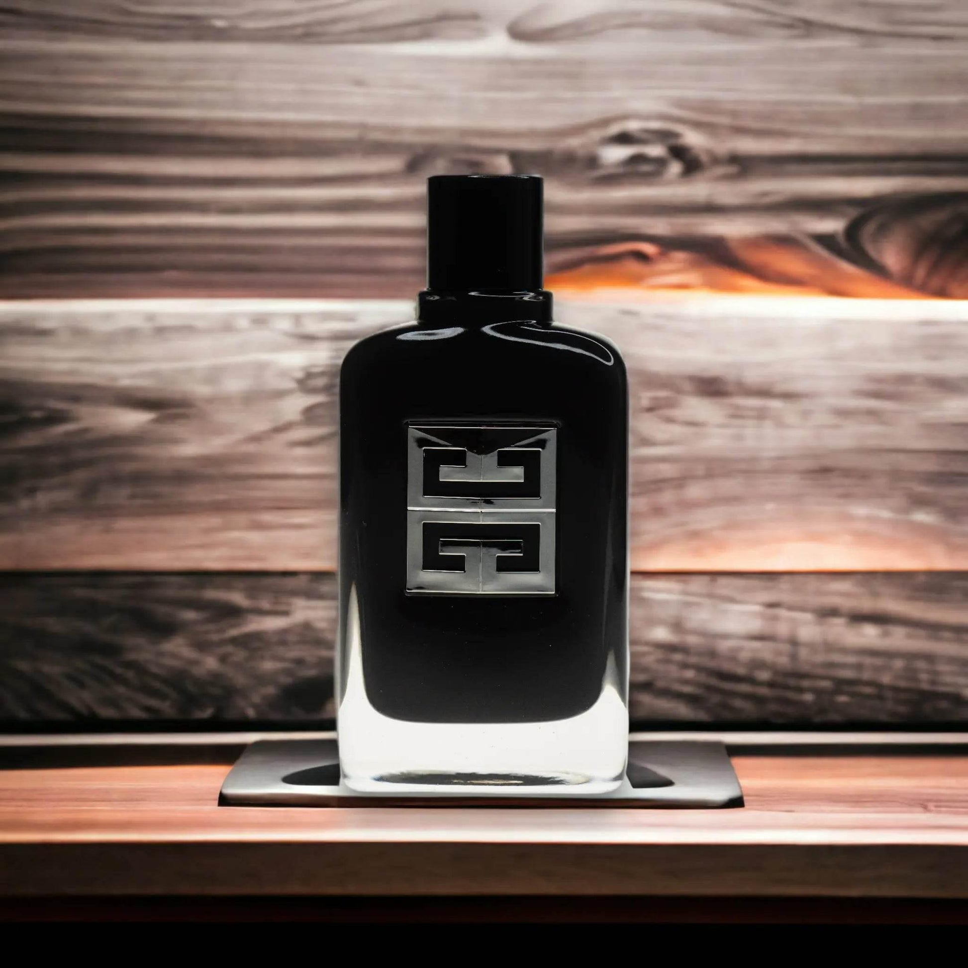 Eleganter schwarzer Parfumflakon auf Holz, edles Design, Herrenparfüm, Luxusduft