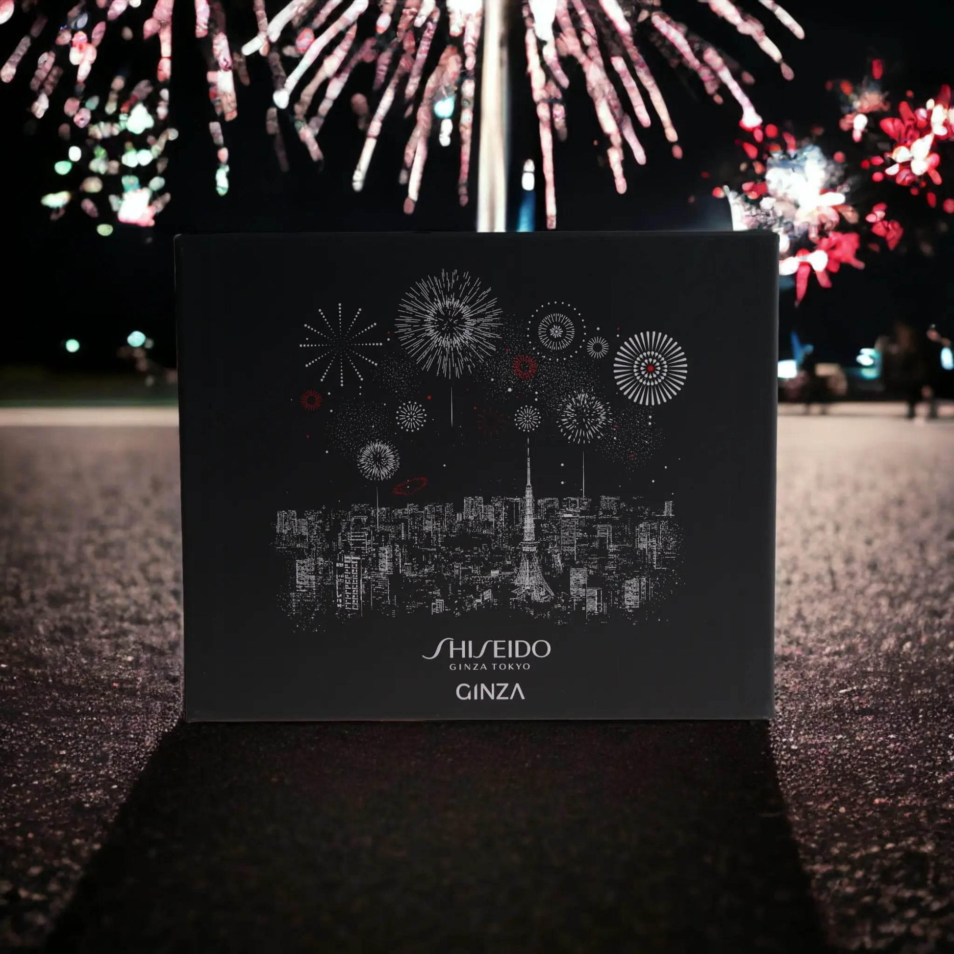 Schwarze Parfüm-Geschenkbox mit Tokio Skyline und Feuerwerksmotiv, Shiseido Ginza
