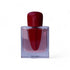 Eleganter Parfumflakon mit rotem Deckel und rosa Duft, Produktfoto auf weißem Hintergrund.
