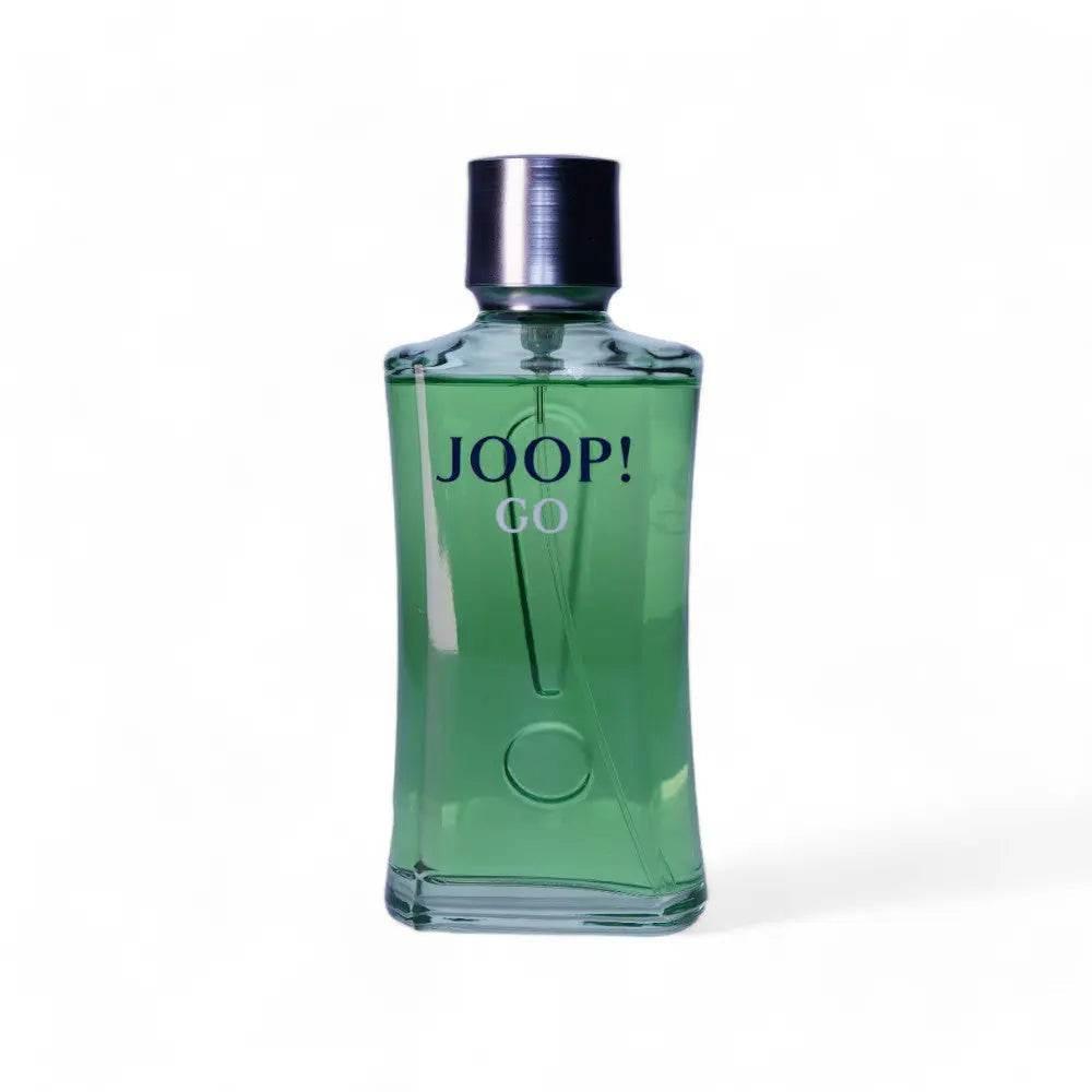 JOOP! GO Eau de Toilette Flakon mit grünem Duft auf weißem Hintergrund