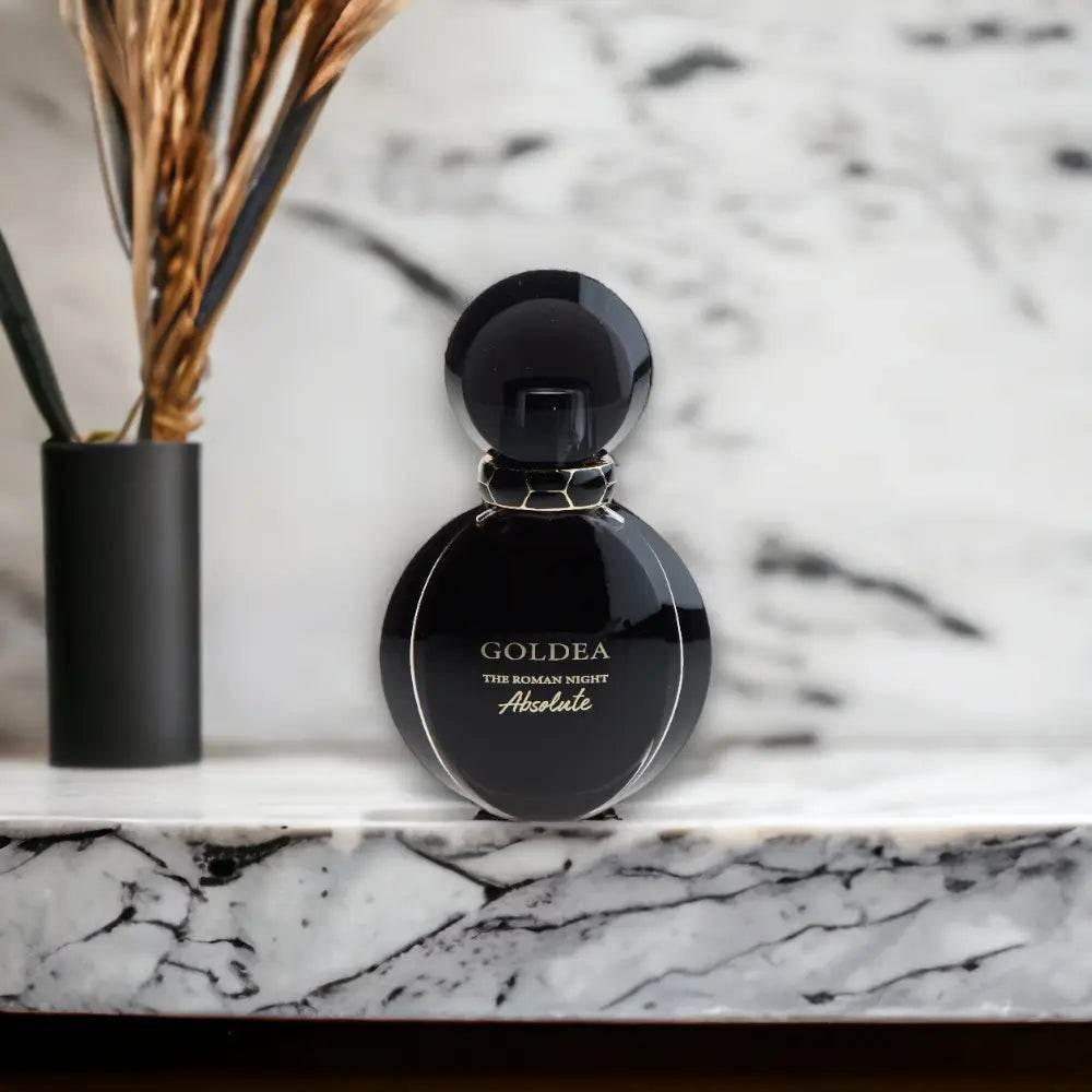 Schwarzer Goldea The Roman Night Absolute Parfumflakon auf Marmortisch, elegantes Parfum